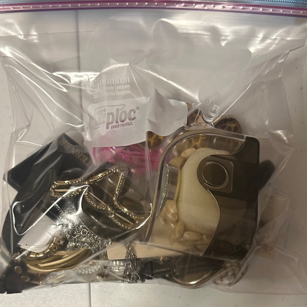 Assorted Jewelry and Accessories ( BAG OF RANDOM JEWELRY)